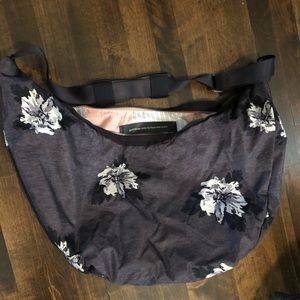 Lululemon expandable gym shoulder bag